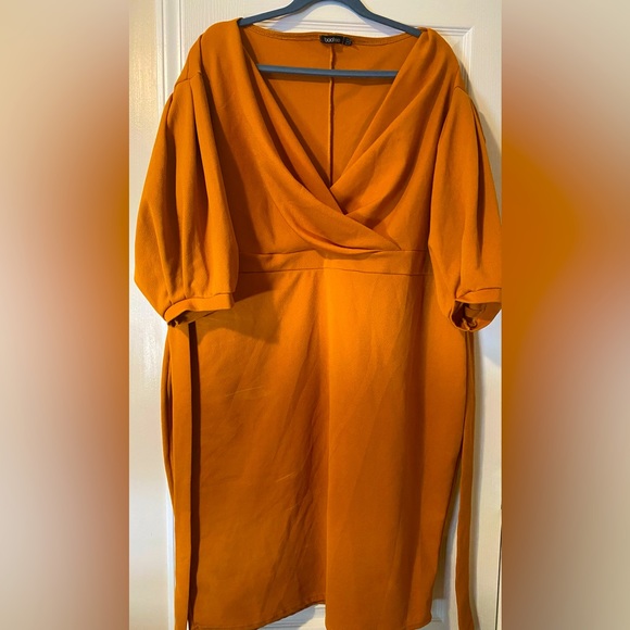 Dresses & Skirts - Boohoo night on the town dress. Mustard color